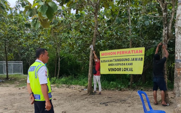 Pasca vendor lokal memasang Banner berisi tuntutan protes pembayaran terpasang di area NGU 1X PEPC ADK di desa Nglobo Kecamatan Jiken, Kabupaten Blora, Jawa Tengah.