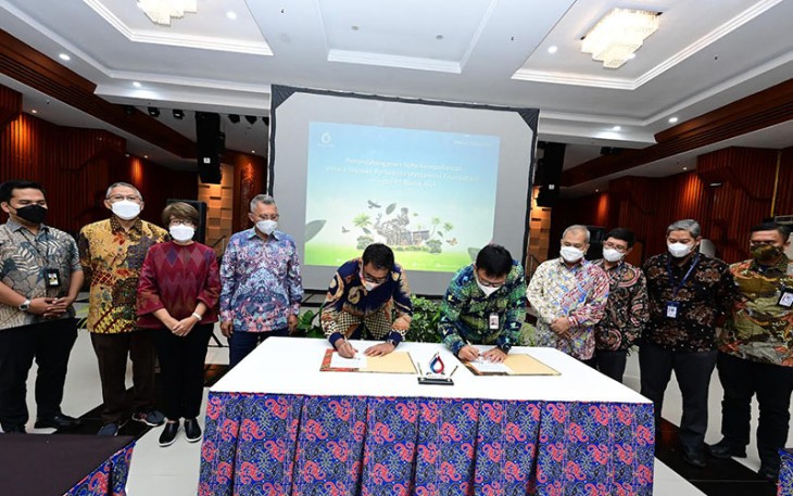 Badak LNG selaku anak perusahaan Subholding Upstream Pertamina, saat menandatangani Nota kesepahaman atau Memory of Understanding (MoU) dengan Pertamina Foundation terkait program Blue Carbon Initiative di wilayah kerja Badak LNG.