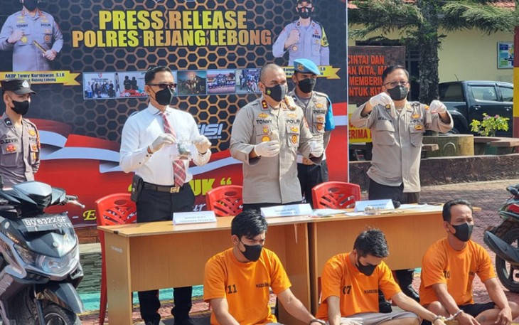 Ekspos tersangka dan barang bukti