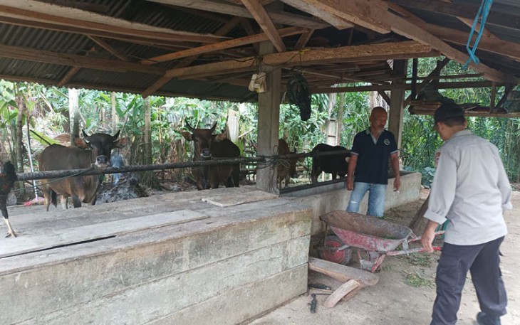 Bhabinkamtibmas saat Sambang Peternak