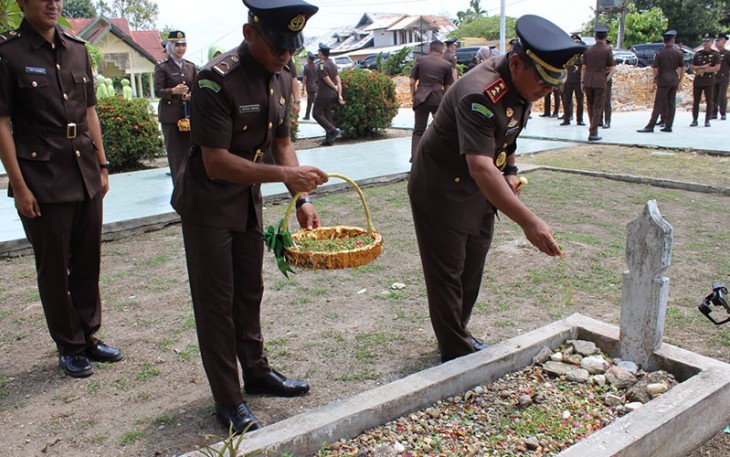 Kajari Aceh Timur saat tabur bunga