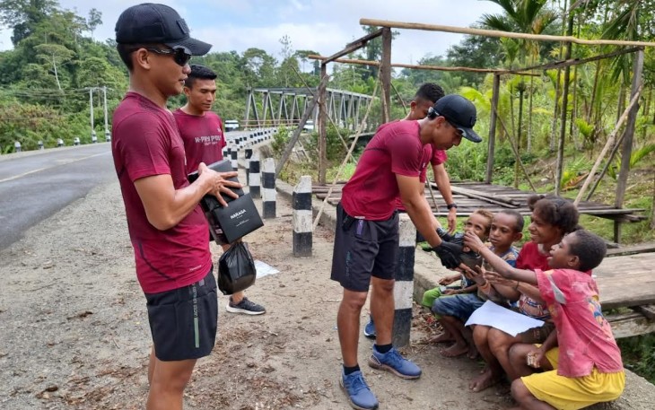 Satgas Yonif 126/KC saat Bagikan Sembako Kepada Masyarakat Perbatasan Papua