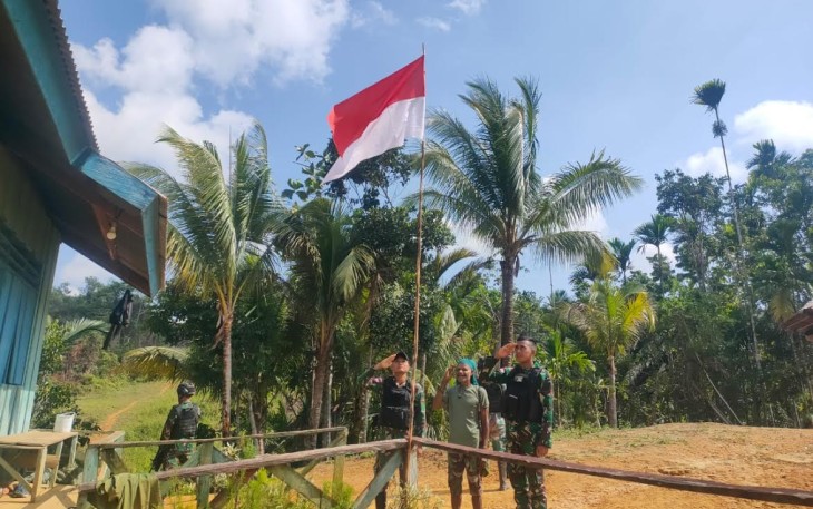 Satgas Yonif 126/KC Kibarkan Bendera Merah Putih di Rumah Masyarakat Perbatasan Papua