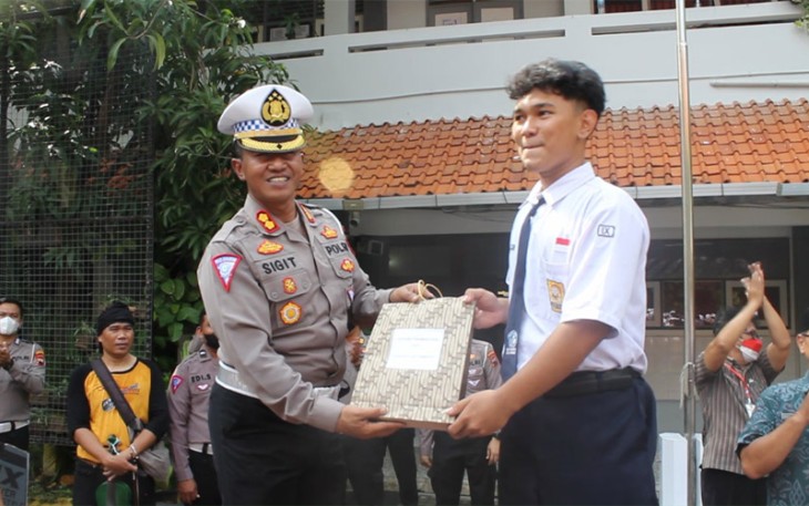 Polrestabes Semarang saat Beri Reward Pelajar SMP 30 yang Viral di Medsos