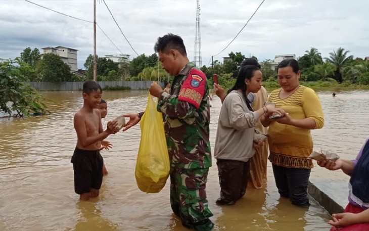 Babinsa Koramil Tewah saat Bagikan Nasi Bungkus Pada Warga 