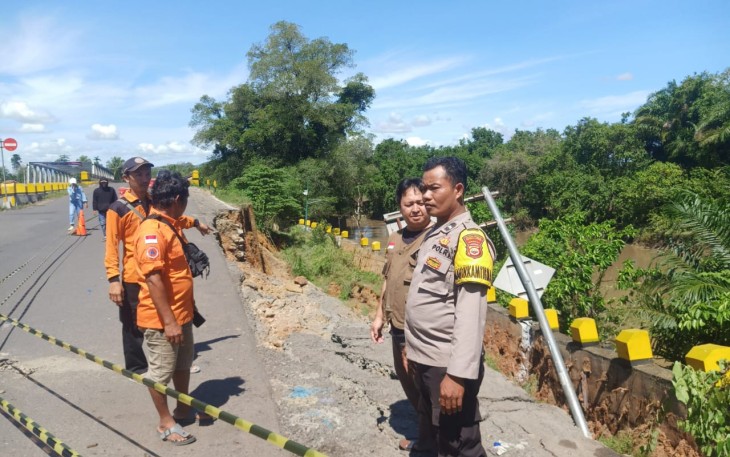 Petugas kepolisian setempat dan BPBD saat meninjau lokasi