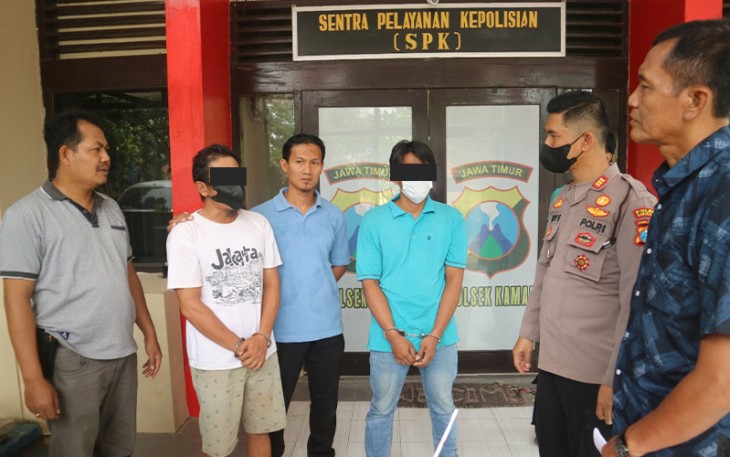 dua tersangka (diborgol) saat diamankan polisi