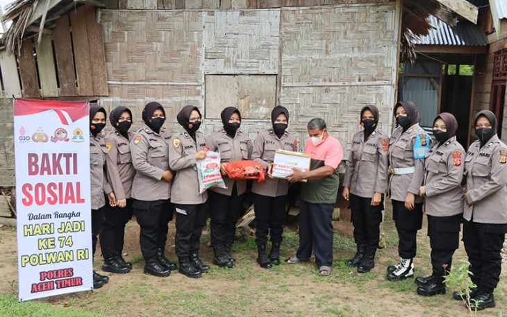 Polwan Polres Aceh Timur saat Laksanakan Bakti Sosial