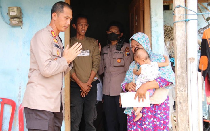 Kapolres Karanganyar AKBP Danang Kuswoyo saat mengunjungi rumah kediaman balita perempuan bernama Airi yang menderita sakit kelainan pada jantung sejak lahir, di  Griya Sari Permai, Desa Sukosari, Kecamatan Jumantono, Kabupaten Karanganyar, Jumat (11/11/2022).