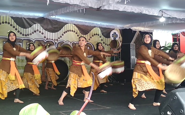  Salah satu kelompok kesenian menampilkan Tari Gugur Gunung memeriahkan acara Grebeg Suro di Kecamatan Tawangmangu, Senin (22/8/2022).