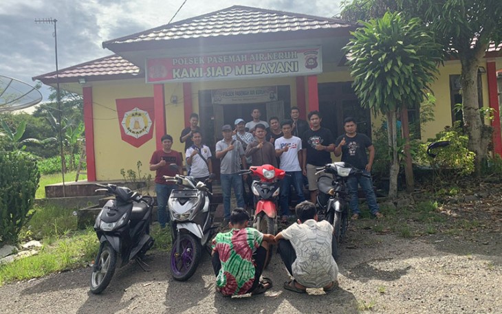 Pelaku curanmor (duduk) saat diamankan petugas subuh kemarin Senin (25/04).