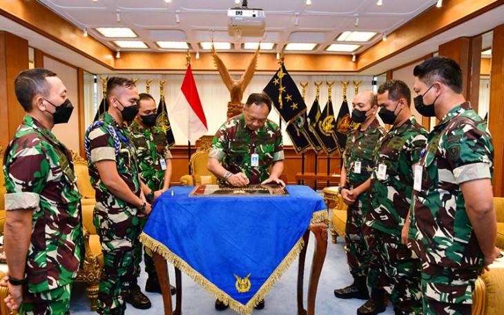 Kasau Marsekal TNI Fadjar Prasetyo, S.E., M.P.P., CSFA., saat menandatangani Prasasti Renovasi Makam Sersan Mayor (Anumerta) Maimun Saleh.