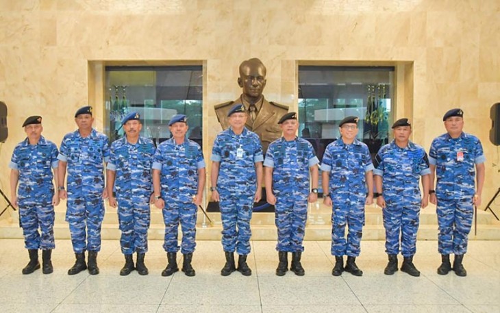 Kasau Marsekal TNI Fadjar Prasetyo, S.E., M.P.P., CSFA, saat berfoto bersama dengan 8 Pati TNI AU yang naik pangkat.