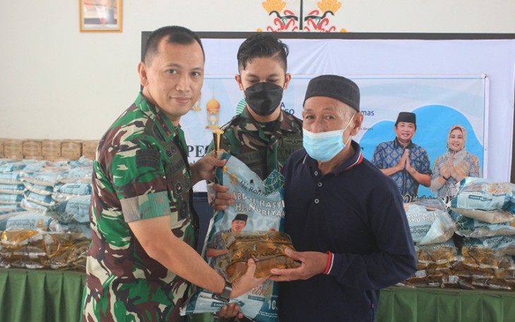 Kodim Palangka Raya saat Salurkan Zakat Haji Abdul Rasyid Kepada Warga Pelabuhan Rambang 