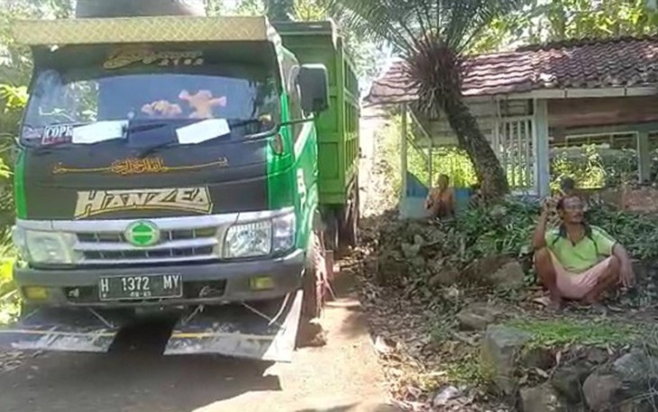 Pasca kejadian, dump truck berada di komplek pemakaman dan akan dievakuasi