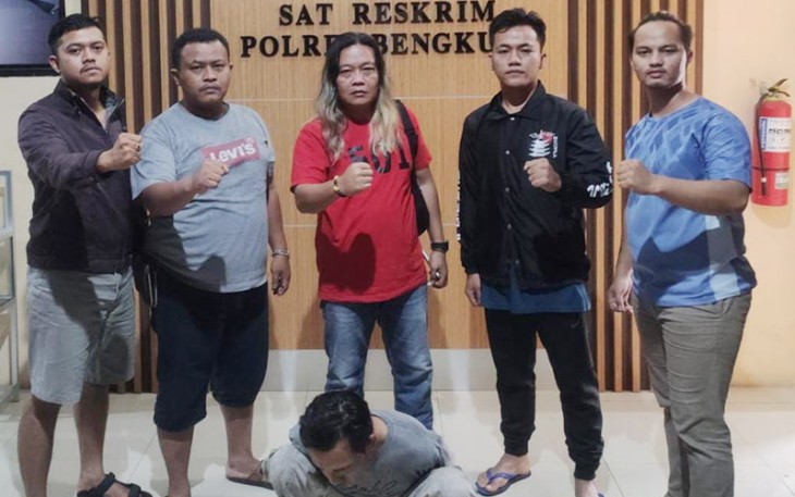 Terduga pelaku (diborgol) saat diamankan.