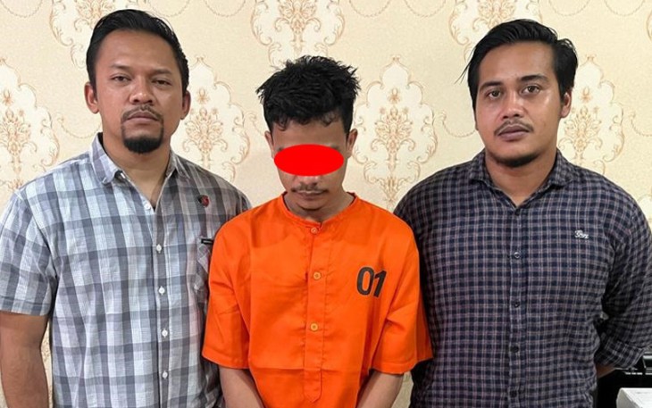 Tersangka (kenakan baju orange) saat diamankan petugas