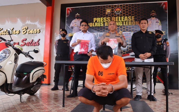 Kapolres Rejang Lebong Polda Bengkulu AKBP Tonny Kurniawan didampingi Kasatres Narkoba Iptu Cahya Prasada Tuhuteru, dan PS Kasubsi Penmas Aipda M Lubis saat memberikan keterangan kepada wartawan di Mapolres Rejang Lebong, Senin (5/9/2022).