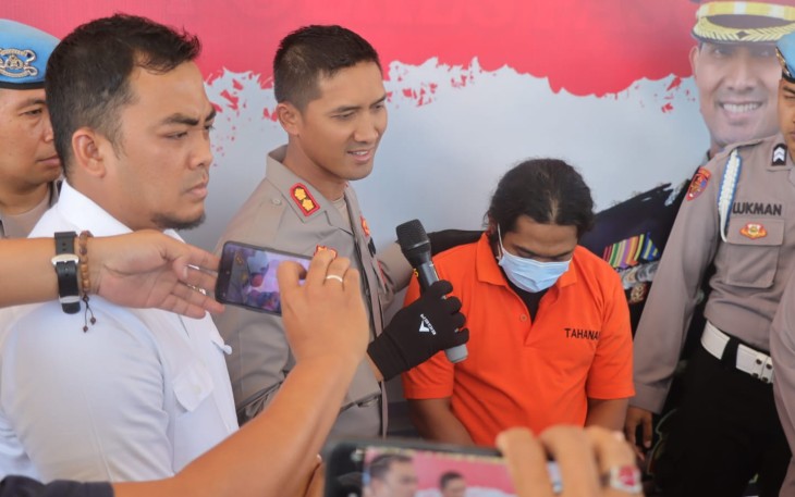 Kapolres Pasuruan AKBP Bayu Pratama Gubunagi, S.H., S.I.K., M.Si saat tunjukan tersangka pada konferensi pers yang digelar Senin (12/09/2022).