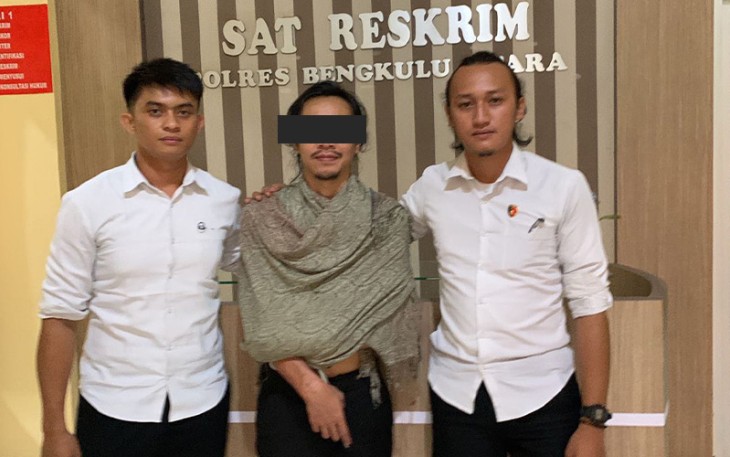 Terduga pelaku (tengah) saat diamankan polisi