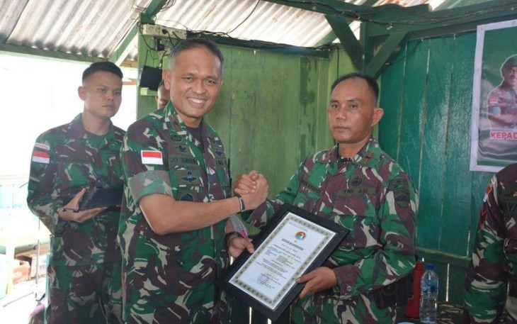 Dankolakops 172/ PWY saat memberikan Penghargaan Kepada Personel Satgas Yonif 126/KC