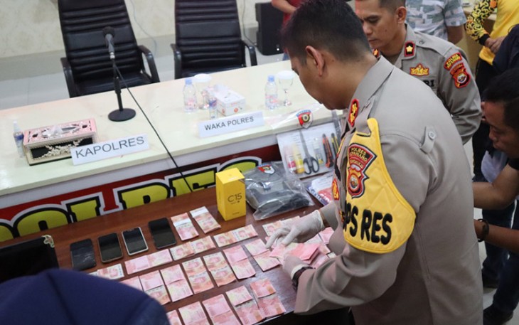 Pemeriksaan barang bukti UPAL