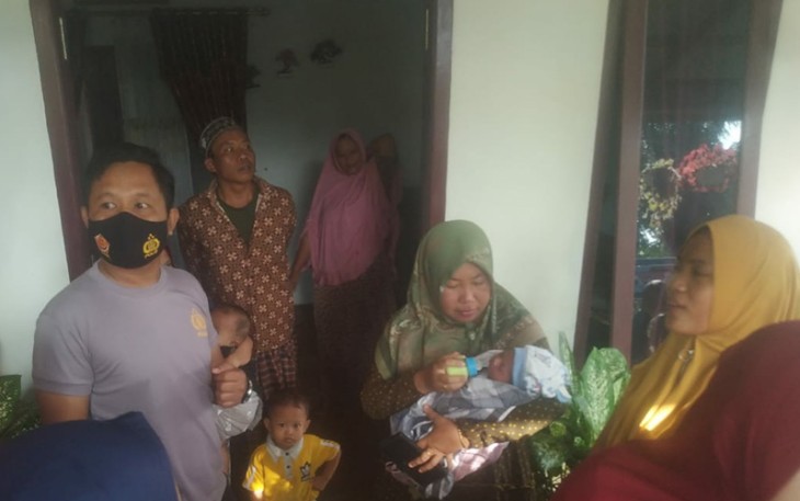 Tampak bayi perempuan yang ditemukan dalam keadaan sehat dirawat warga setempat.