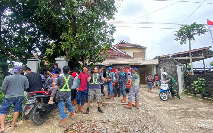 Puluhan karyawan PT Putra Maga Nanditama saat geruduk kantor perusahaan setempat, Jum at (2/9/2022).