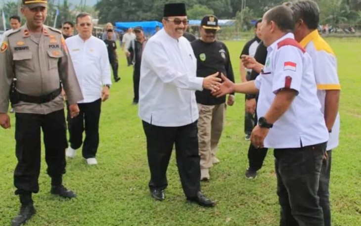 Bupati Pasaman saat Buka Open Turnamen Cup I Sepak Bola Nagari Padang Gelugur di lapangan hijau Gelugur Saiyo Tapus, Jumat (2/9) kemarin.