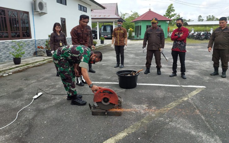 Pabung saat Hadiri Pemusnahan Barang Bukti Berkekuatan Hukum Tetap di Kejari Gunung Mas 