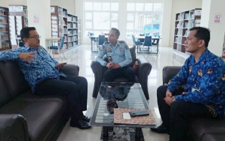 Kalapas Kelas III Suliki Kamesworo dan jajaran berkunjung ke Dinas Perpustakaan dan Kearsiapan Daerah Kabupaten Limapuluh Kota.