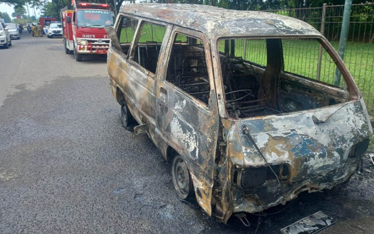 Penampakan satu unit mobil usai terbakar