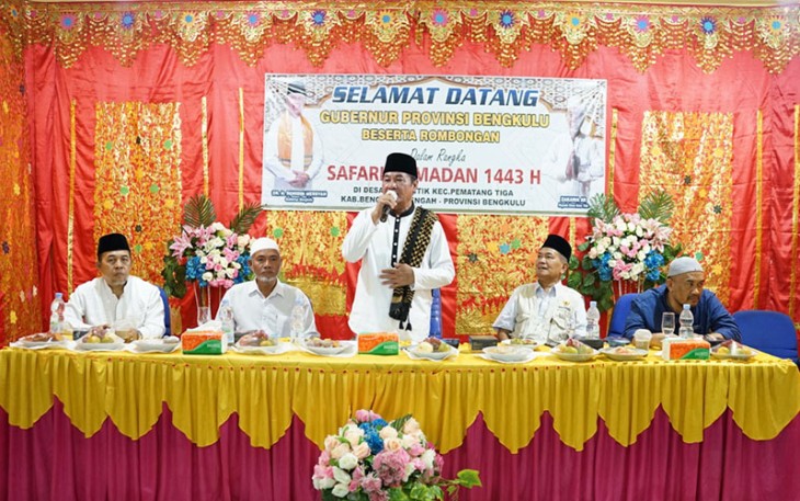 Wagub Bengkulu Rosjonsyah saat melaksanakan Safari Ramadan 1443 H di Masjid Al- Rahman Desa Kota Titik, Kabupaten Bengkuluh Tengah, Senin (25/4/2022).
