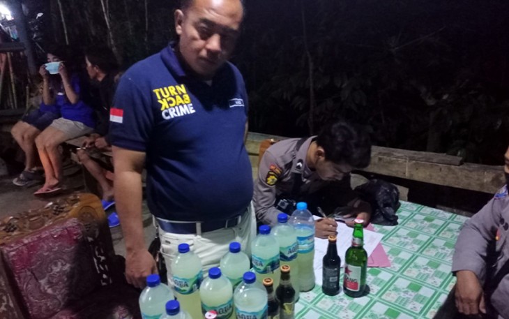 Polisi saat Sita Puluhan Miras dan Belasan Liter Tuak