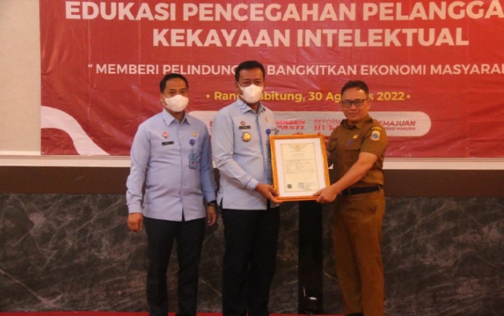 Kumham Banten saat Serahkan Sertifikat KIK Kabupaten Lebak