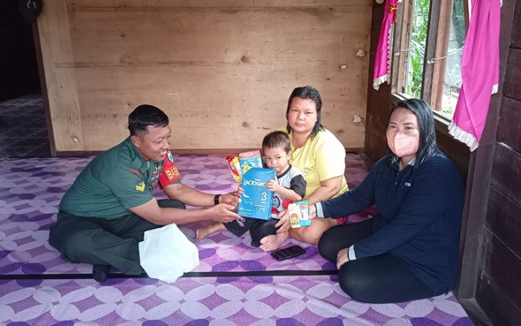 Babinsa Koramil Sepang saat Beri Bantuan Anak Beresiko Stunting 