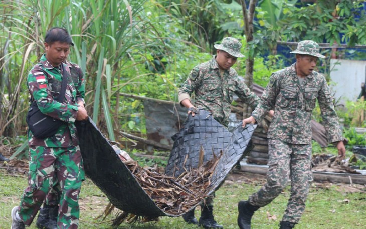 Satgas Pamtas RI-Malaysia Yonarmed 19/105 Trk Bogani saat Laksanakan Karya Bhakti Membersihkan Sekolah di Perbatasan