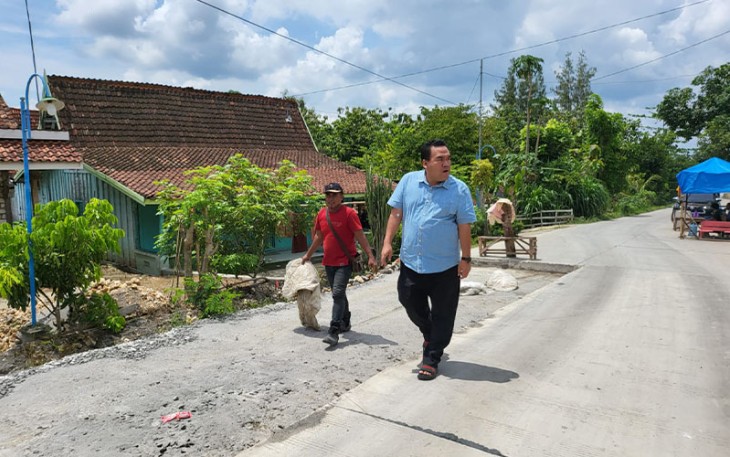 Bupati Blora Arief Rohman, saat sidak ruas jalan Jepon–Bogorejo yang dibiayai dari APBD murni 2022 sebesar Rp 9,2 Miliar.