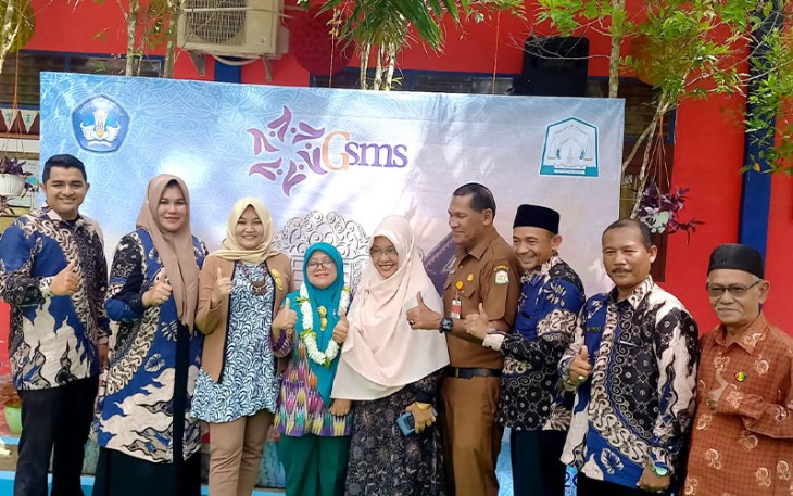 Foto bersama rombongan Dirjen Pendidikan dan Kadisdikbud Aceh Timur