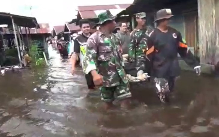 Babinsa Koramil Pahandut saat Bantu Evakuasi Warga Yang Sakit Untuk di Rujuk ke RSUD Doris Sylvanus 