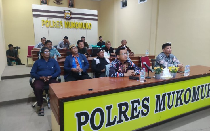Polres Mukomuko dan Polsek Jajaran saat Nobar Pagelaran Wayang Kulit Polri