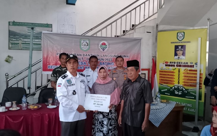 Kepala Desa Taba Sating Kecamatan Tebat Karai Riskon Trunajaya, S.Pd.i saat salurkan BLT DD secara simbolis
