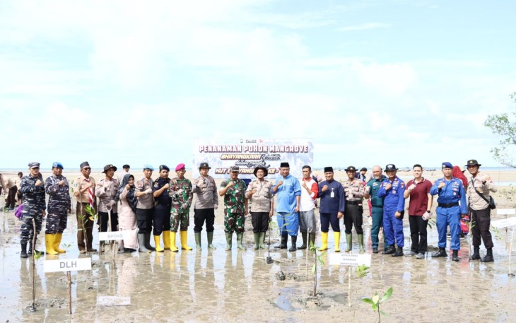 Polres Lingga Melakukan Aksi Pemulihan Ekosistem Menanam Pohon Mangrove di Hari Bhayangkara Ke-77