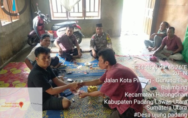 Bhabinkamtibmas Polsek Padang Bolak, Bripka Adam Pohan, hadir melakukan mediasi terkait kasus dugaan pencurian ayam oleh 4 orang pelajar, Jumat (17/11/2023).