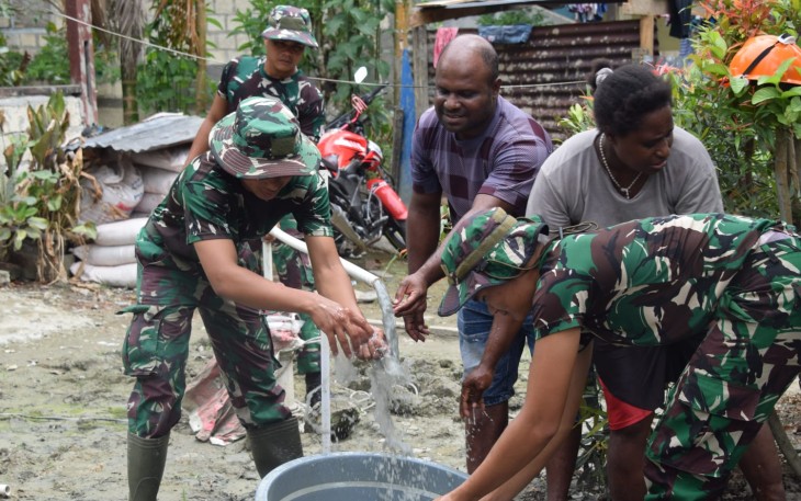 Bantu Kesulitan Masyarakat di Perbatasan Satgas Yonif 122/TS Alirkan Air Bersih Ke Rumah-rumah Masyarakat