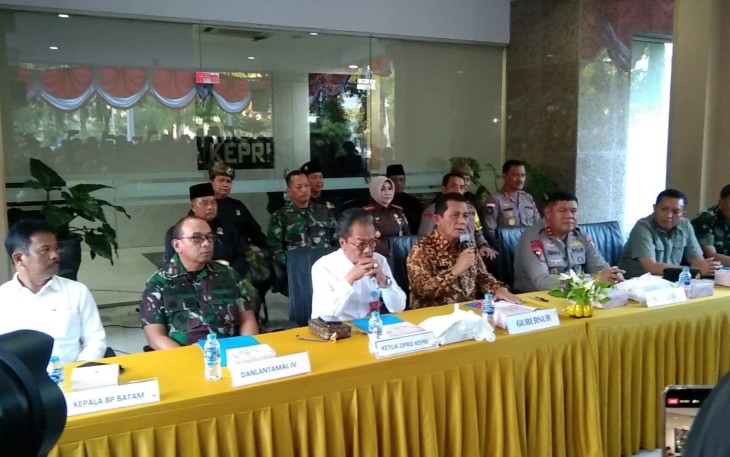 Gubernur Kepulauan Riau H. Ansar Ahmad saat konferensi pers di Graha Kepri, Kota Batam, Selasa (12/9).