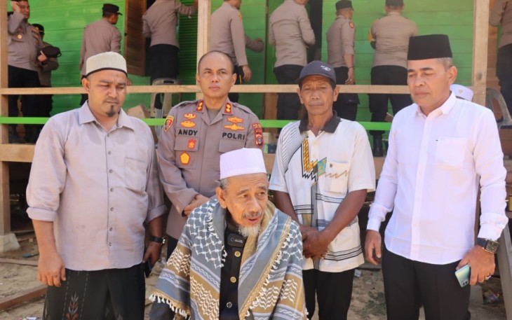 TNI-Polri dan Warga Gotong Royong Bersama di Dayah Abu Keude Dua