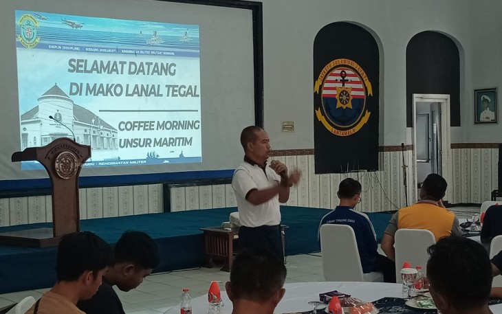 Danlanal Tegal Letkol Laut (P) Adi Surono, S.T., M.T., M.Tr.Hanla., CTMP saat Ajak Diskusi Unsur Maritim 