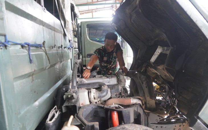 Prajurit Korem 121/ABW Lakukan Pemeliharaan dan Perawatan Kendaraan Angkut Pasukan  