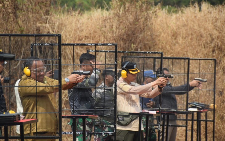 Lanudal Juanda Ajak Forkompinda Jatim Saksikan Latihan dan Coba Menembak Pistol